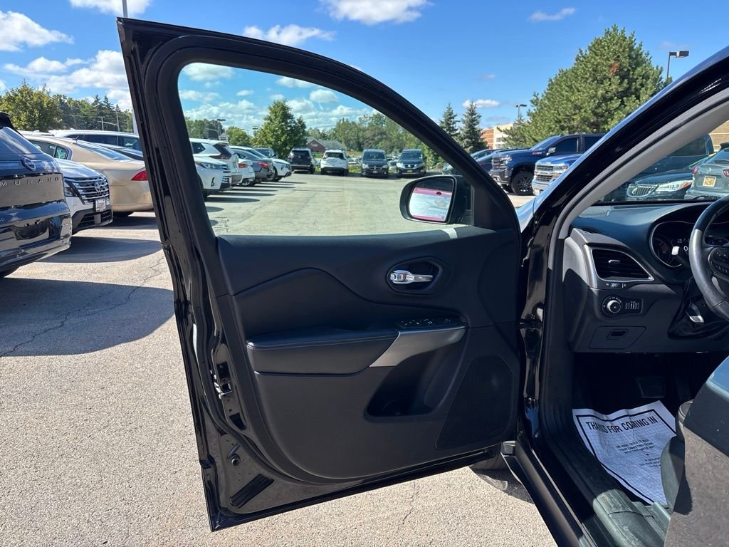 Used 2019 Black Jeep Latitude Plus image 16