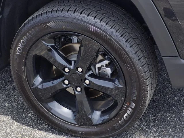 Used 2024 Diamond Black Crystal Pearlcoat Jeep Limited image 6