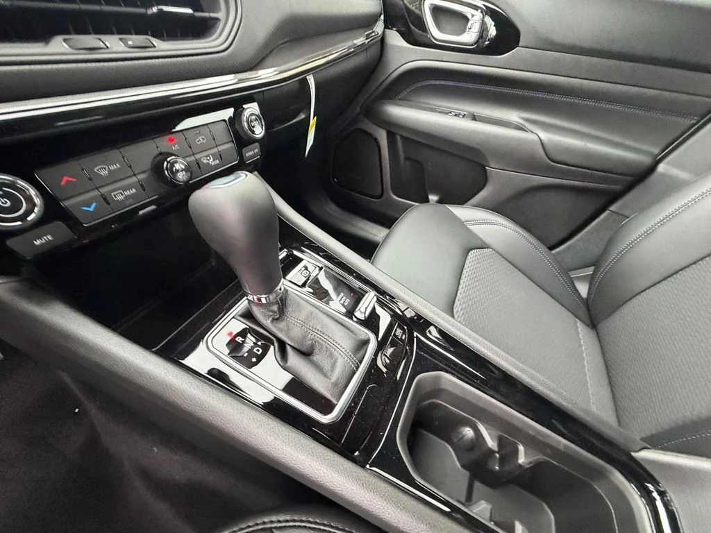 New 2026 White Jeep Latitude image 22