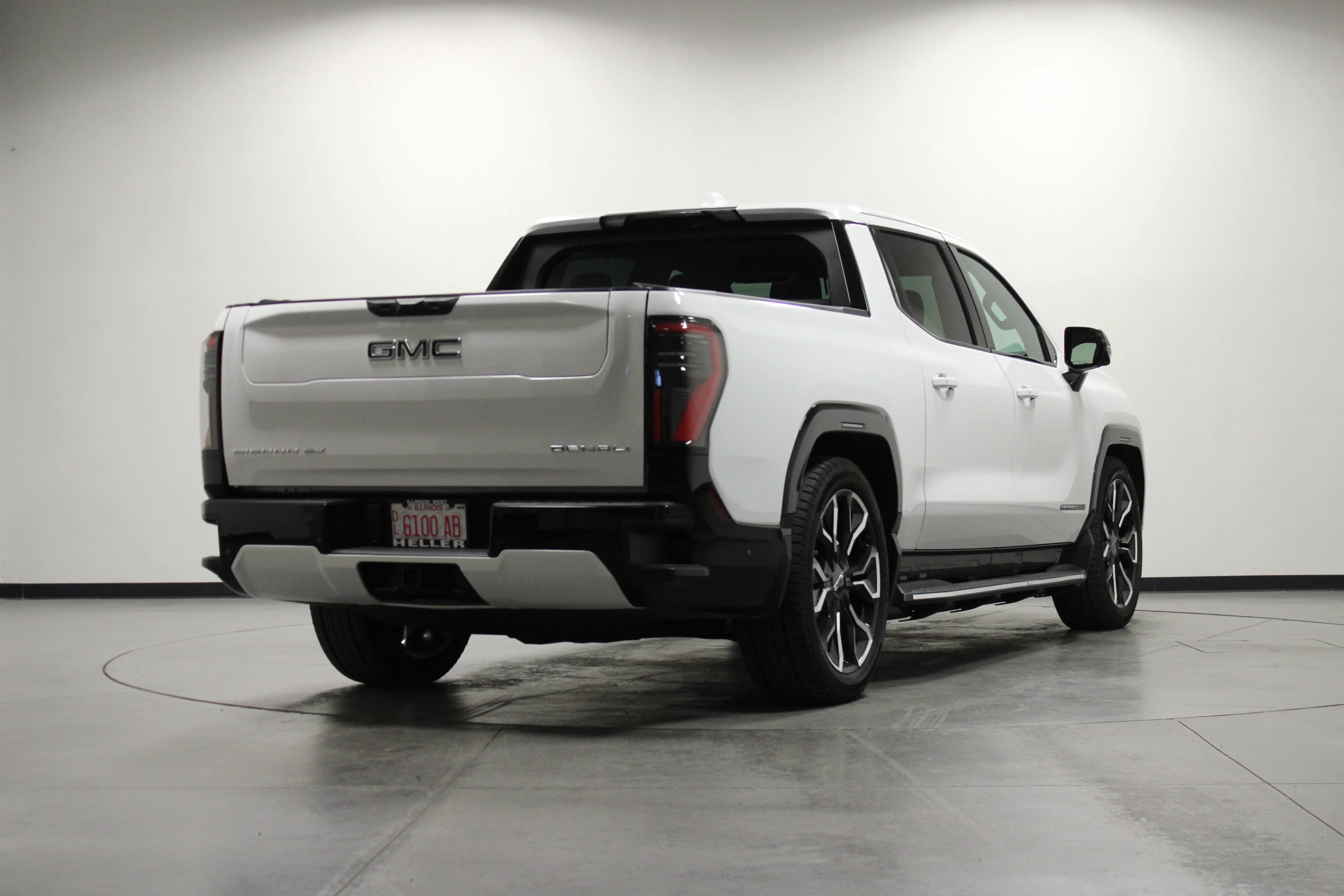 Used 2025 Summit White GMC Extended Range Denali image 4