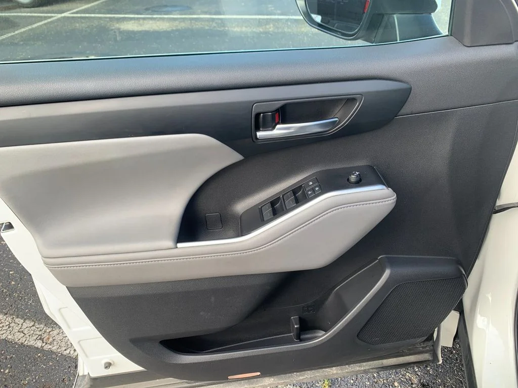 Used 2020 White Toyota XLE image 12