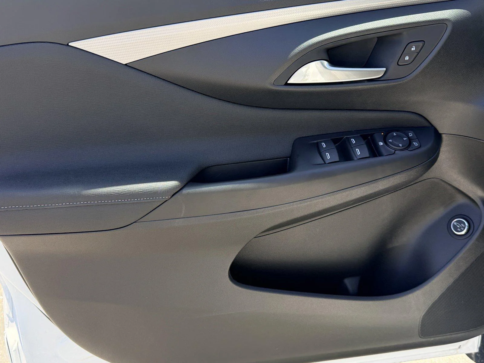 New 2026 White Frost Tricoat Buick Avenir image 17