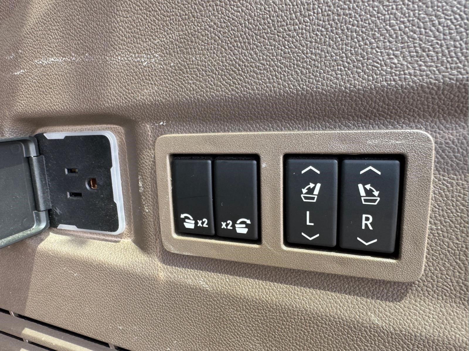 Used 2022 White Frost Tricoat GMC Denali image 14