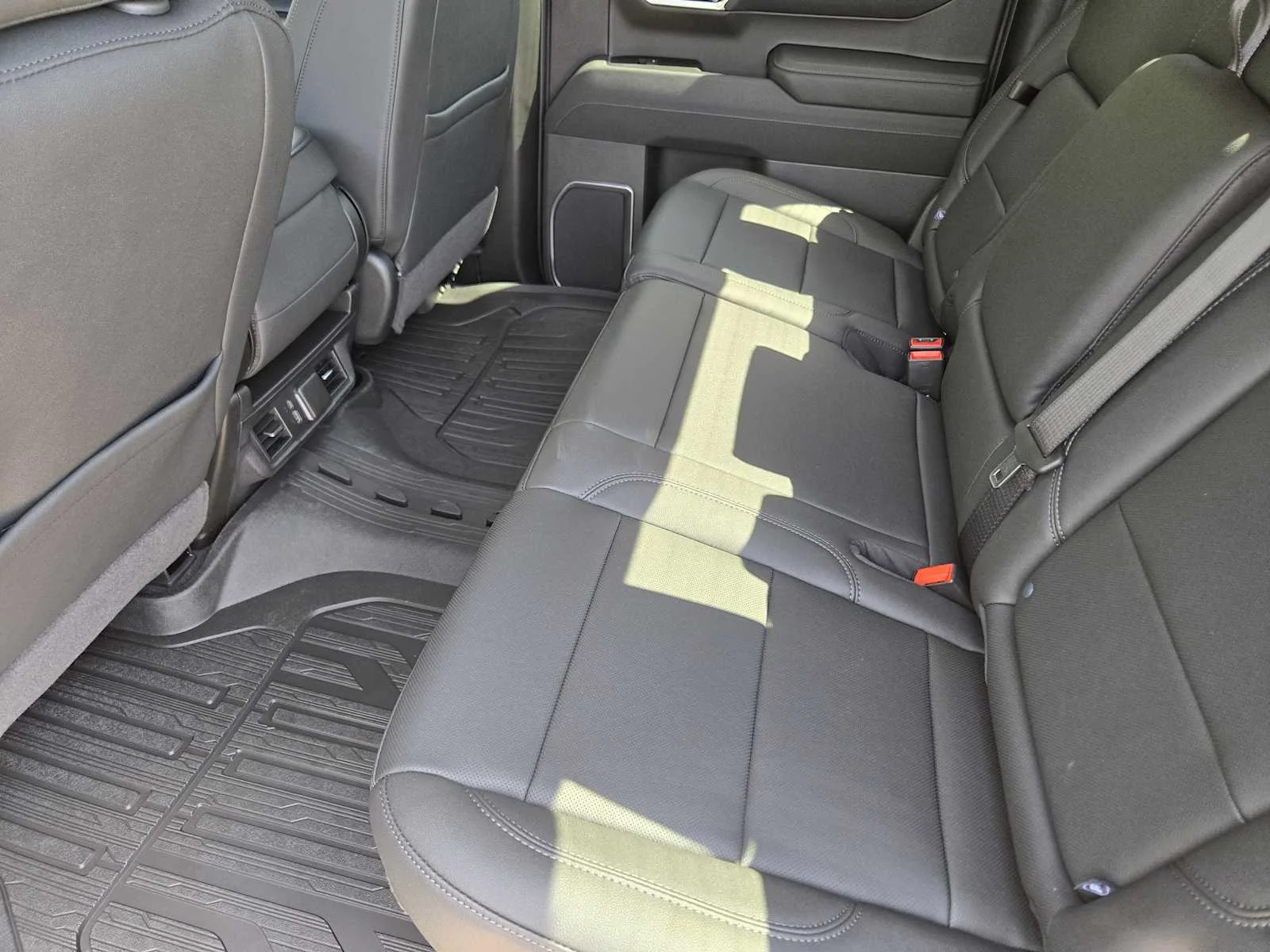 2026 GMC Sierra 1500 SLT - Photo 18