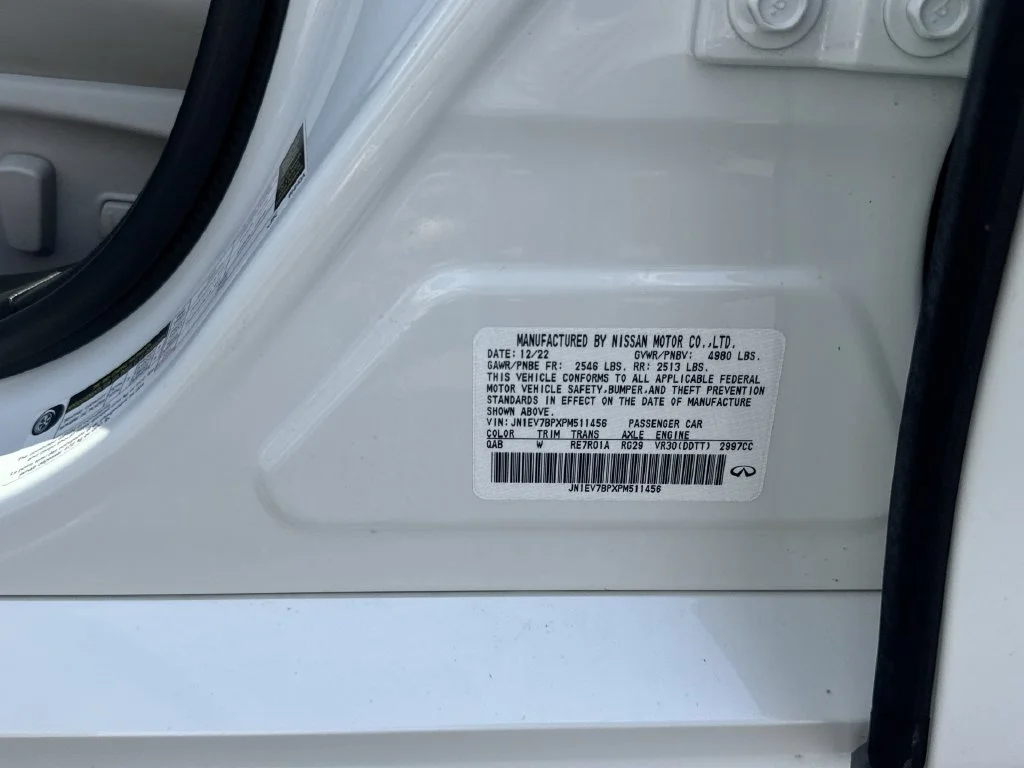 Used 2023 White INFINITI LUXE image 34
