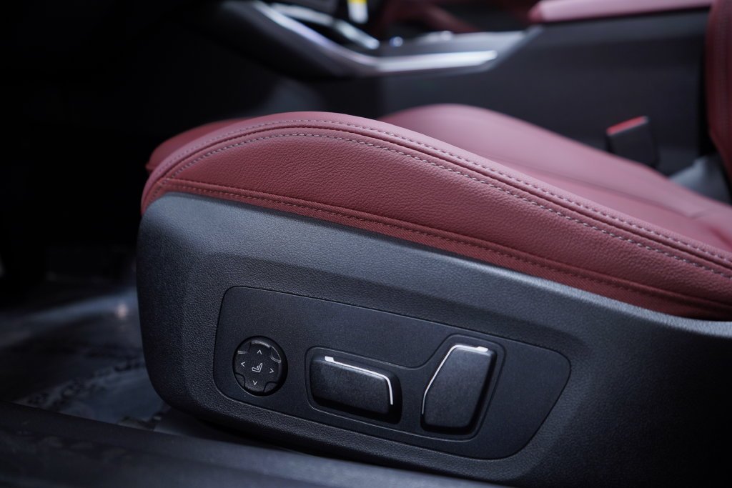 Used 2026 Black Sapphire Metallic BMW M440i image 15