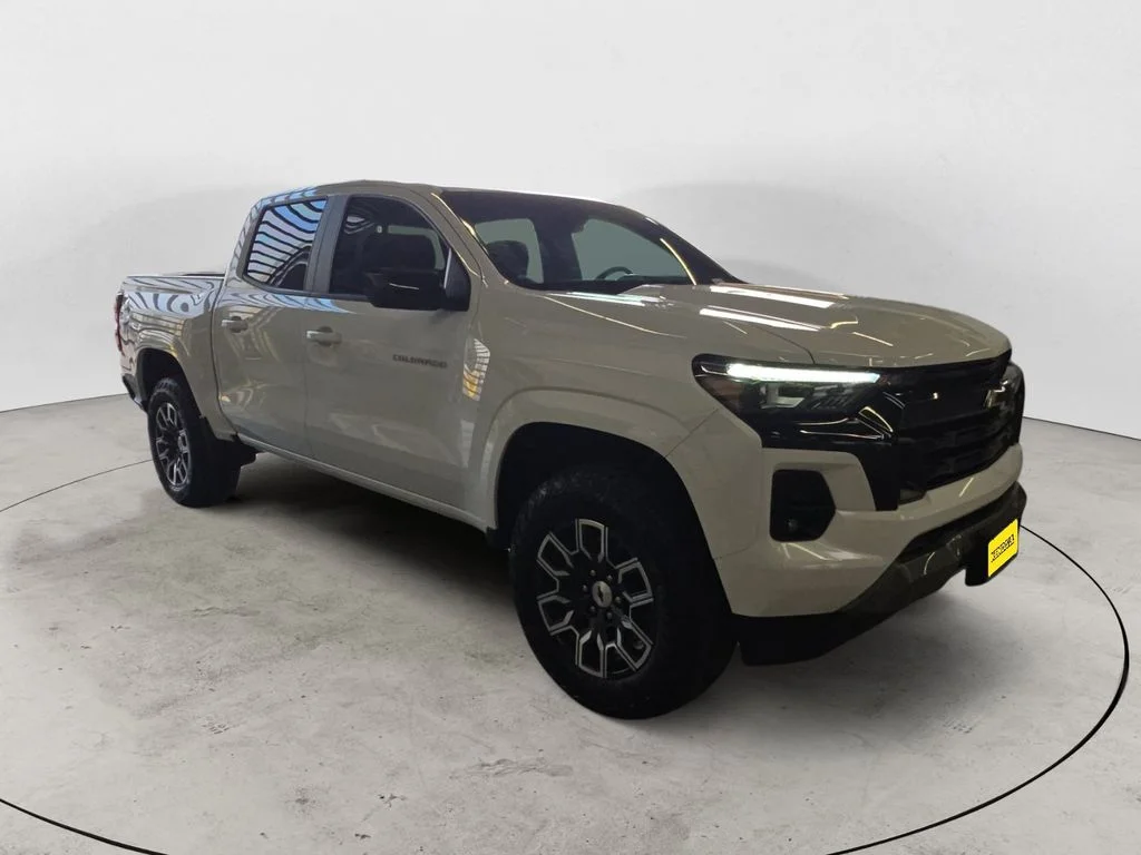 Used 2023 White Chevrolet Z71 image 3