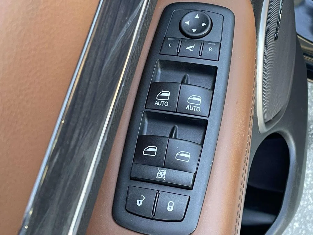 Used 2020 Diamond Black Crystal Pearlcoat Jeep Overland image 6