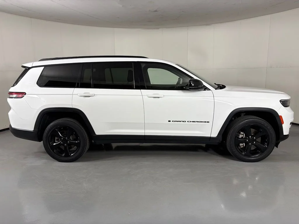 Used 2022 Bright White Clearcoat Jeep Altitude image 9