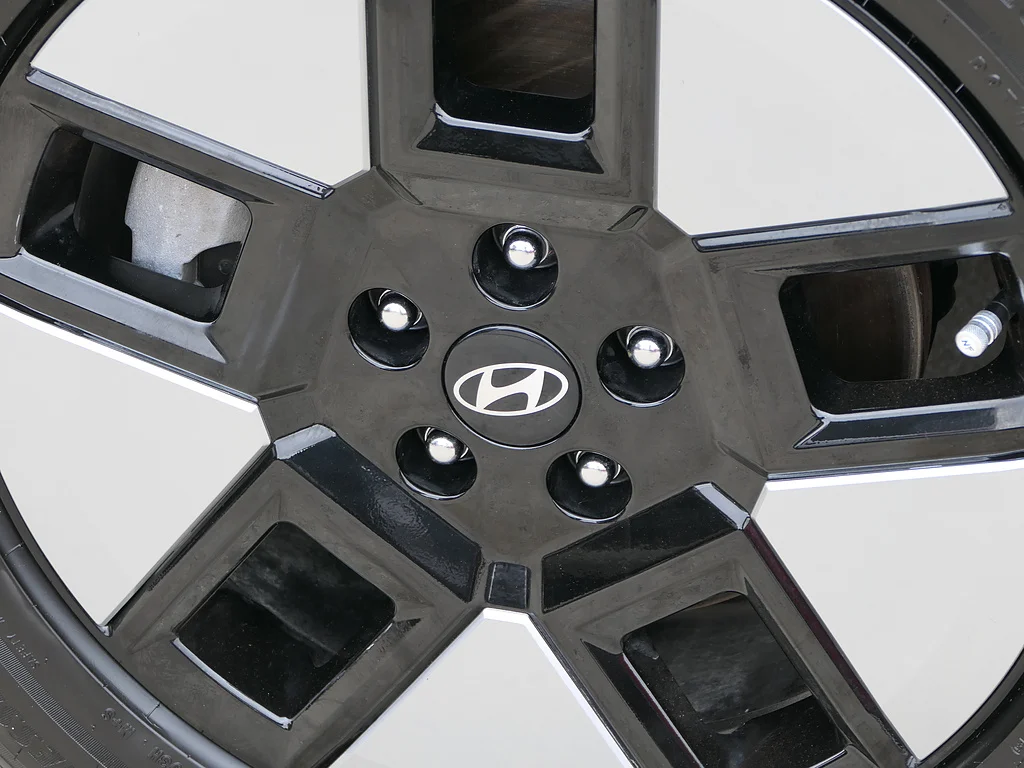 Used 2026 Shimmering Silver Metallic Hyundai SEL image 10