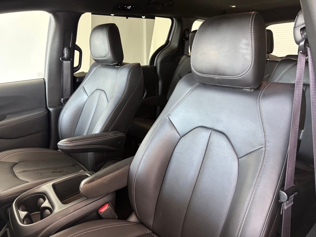 Used 2025 White Chrysler Select image 31