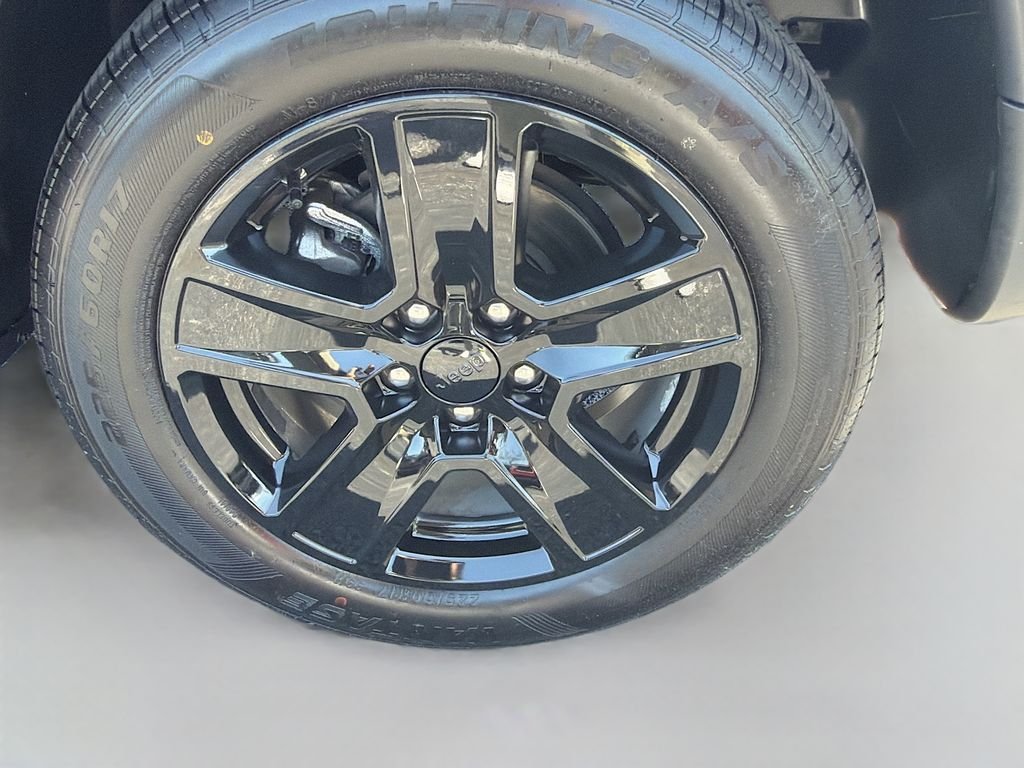 Used 2022 Diamond Black Crystal Pearlcoat Jeep Latitude image 7