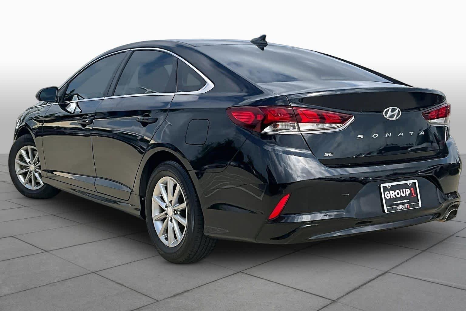 Used 2019 Phantom Black Hyundai SE image 11