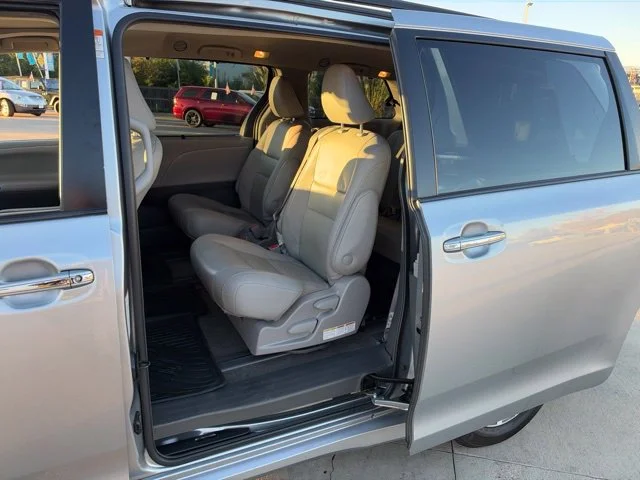 Used 2018 Silver Toyota XLE image 12