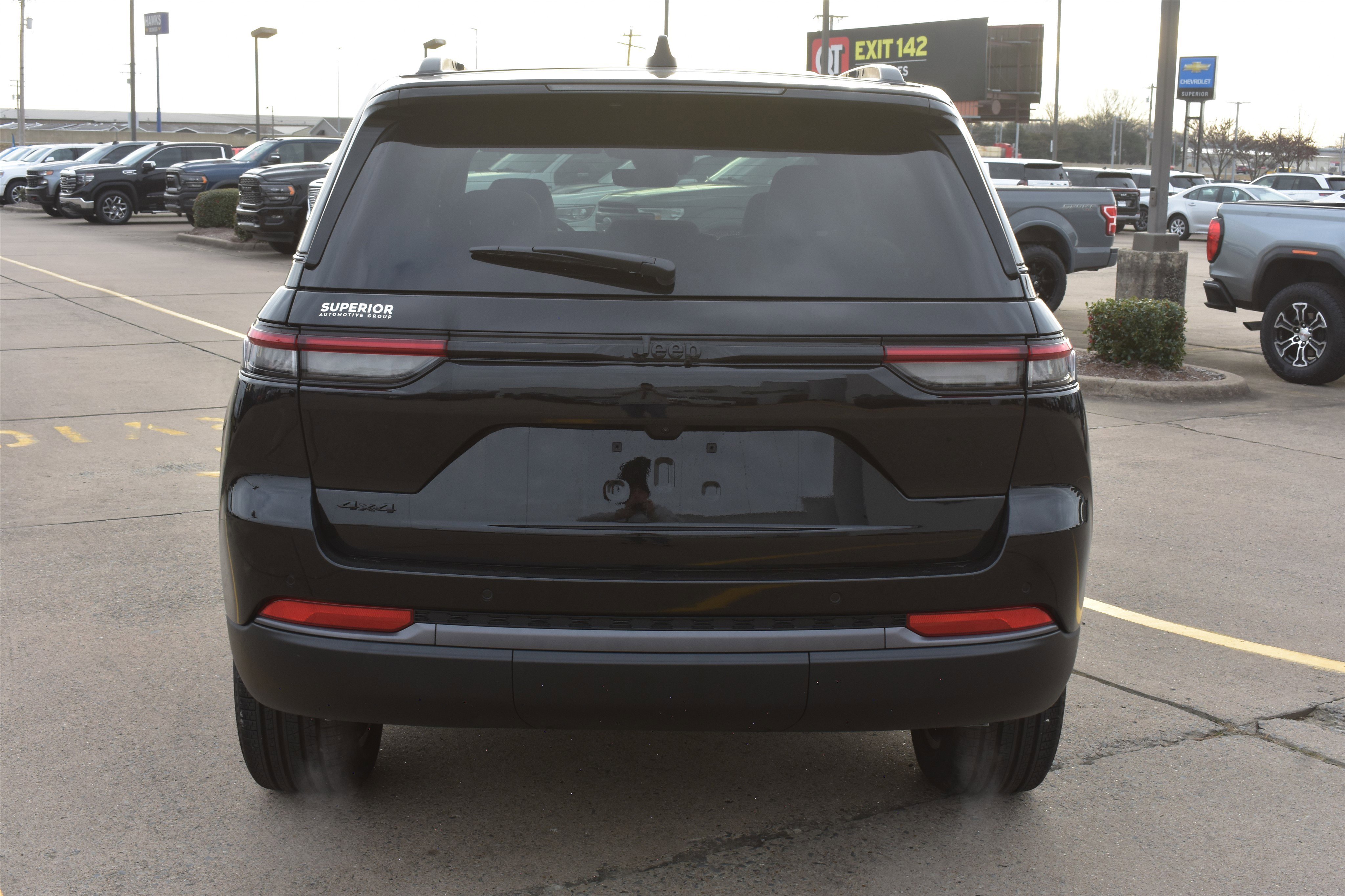 New 2026 Diamond Black Crystal Pearl-Coat Exterior Paint Jeep Limited image 6