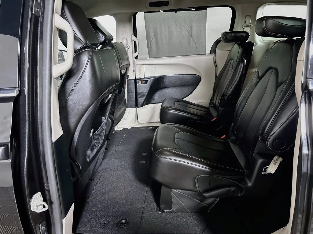 Used 2023 Black Chrysler Touring L image 18