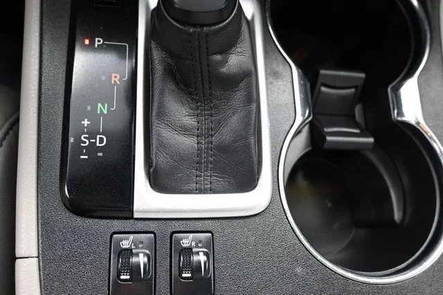 Used 2017 Silver Toyota XLE image 40