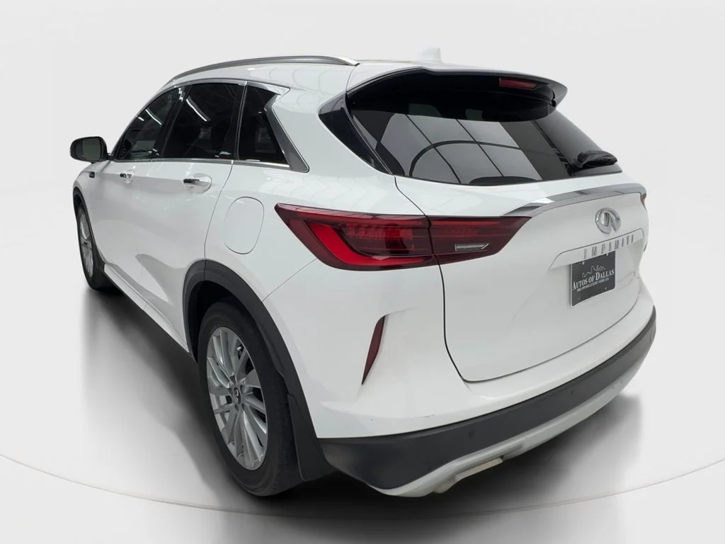 Used 2023 White INFINITI LUXE image 10