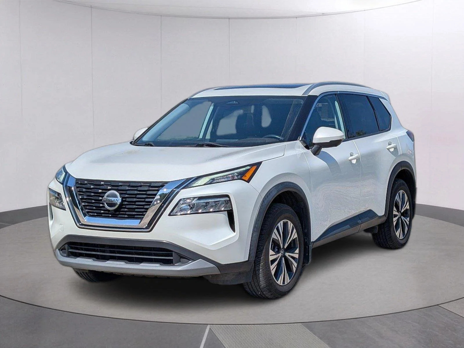 Used 2021 Pearl White Tricoat Nissan SV image 1