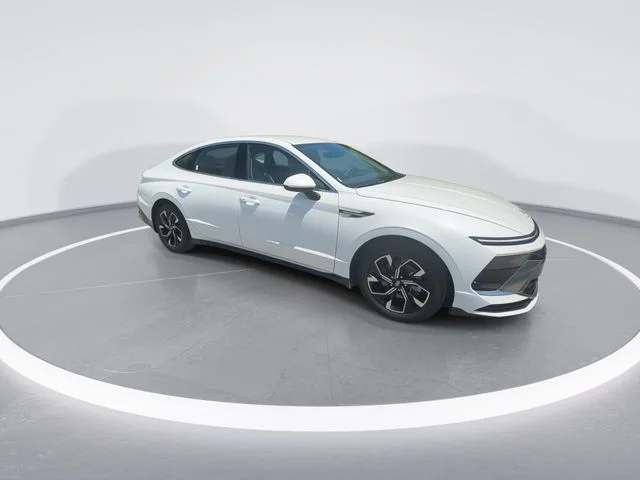 Used 2024 White Hyundai SEL image 2