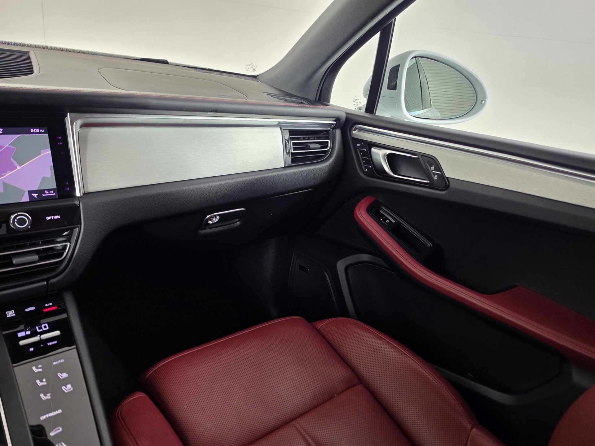 2025 Porsche Macan T - Photo 29