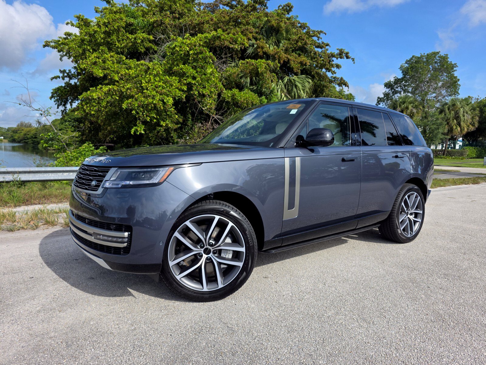 New 2026 Varesine Blue Land Rover P550e SE PHEV image 1