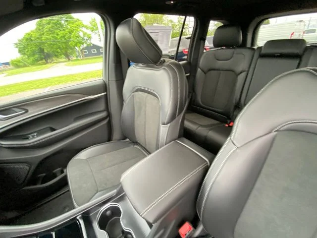 New 2026 Bright White Clear-Coat Exterior Paint Jeep Altitude image 10