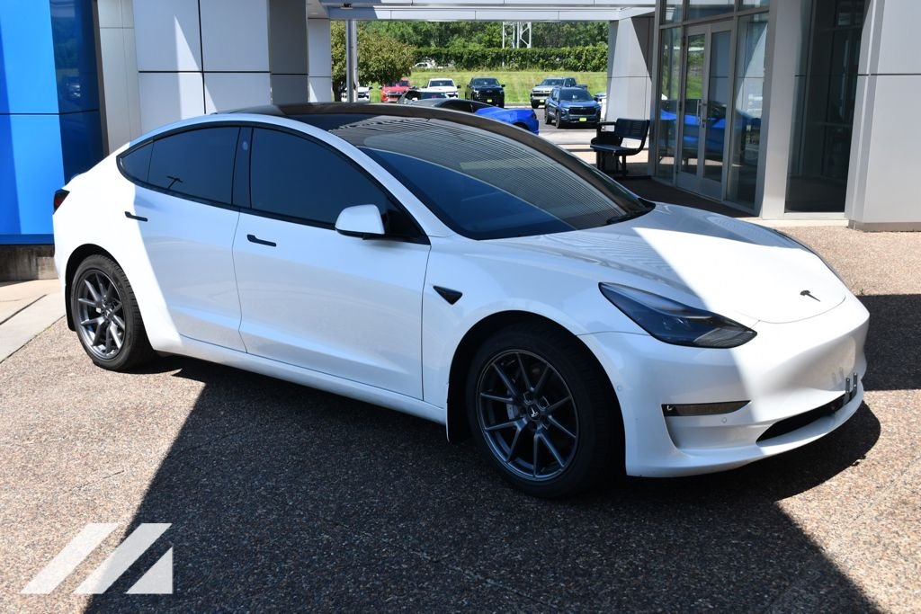 Used 2022  Tesla Base Electric image 10