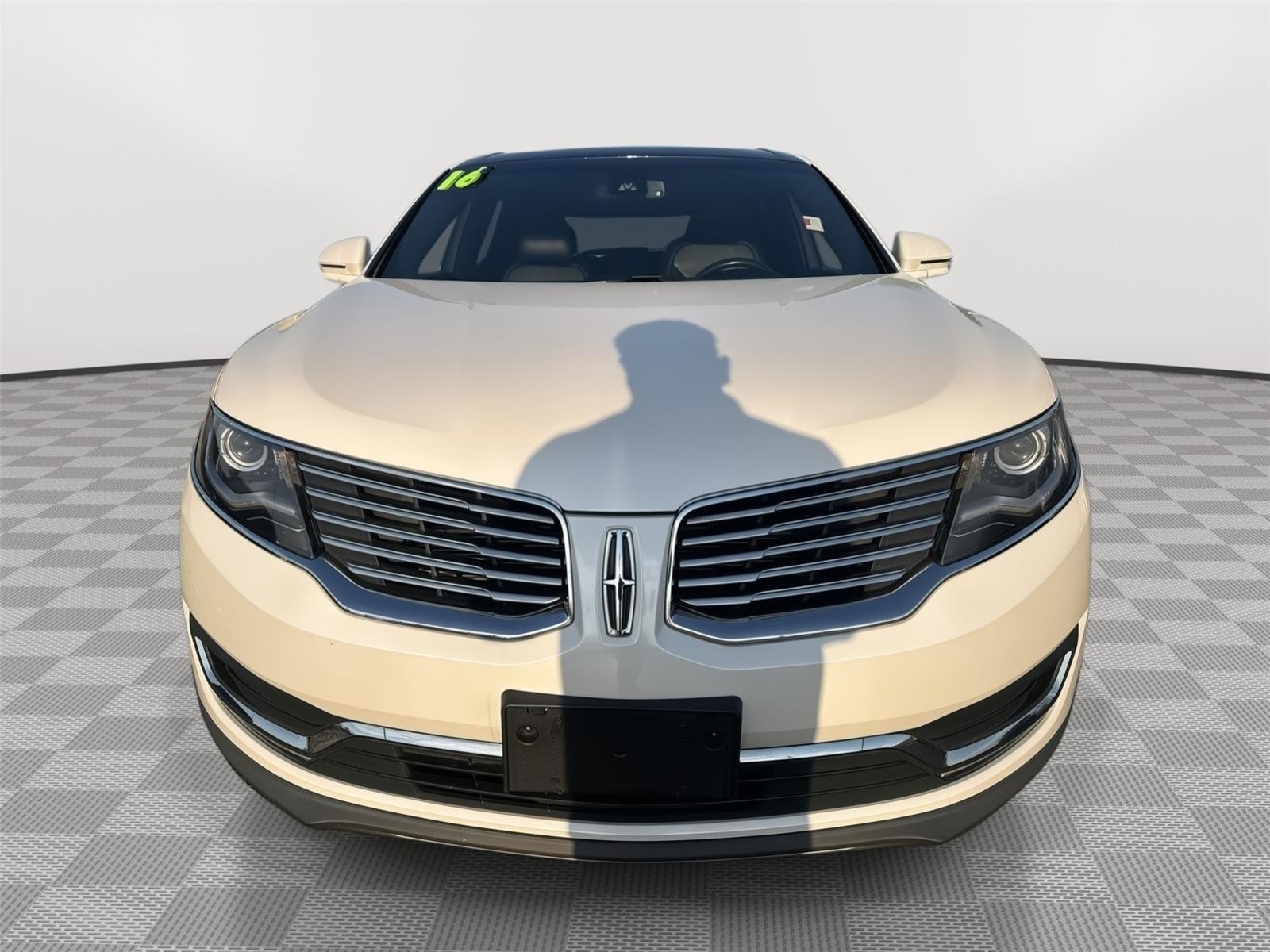 Used 2016 White Platinum Metallic Tri-Coat Lincoln Select image 8