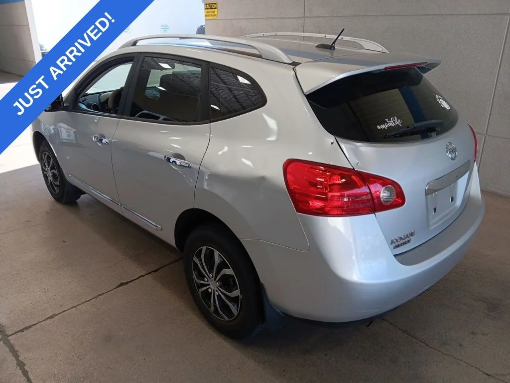 Used 2014 Brilliant Silver Nissan S image 4