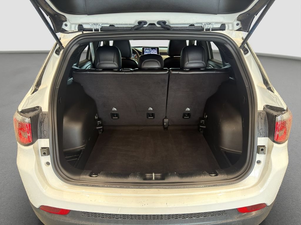 Used 2023 White Jeep Latitude Lux image 18