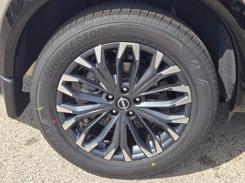 New 2026 Champagne Silver Metallic / Super Black Two-tone Nissan Platinum image 12