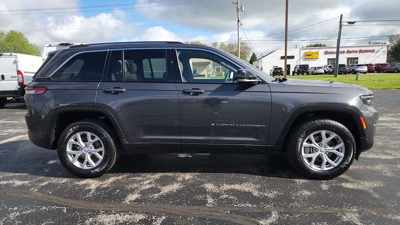 Used 2023 Baltic Gray Metallic Clearcoat Jeep Limited image 9
