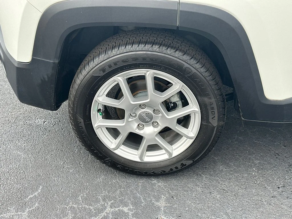 Used 2019 White Jeep Latitude image 17