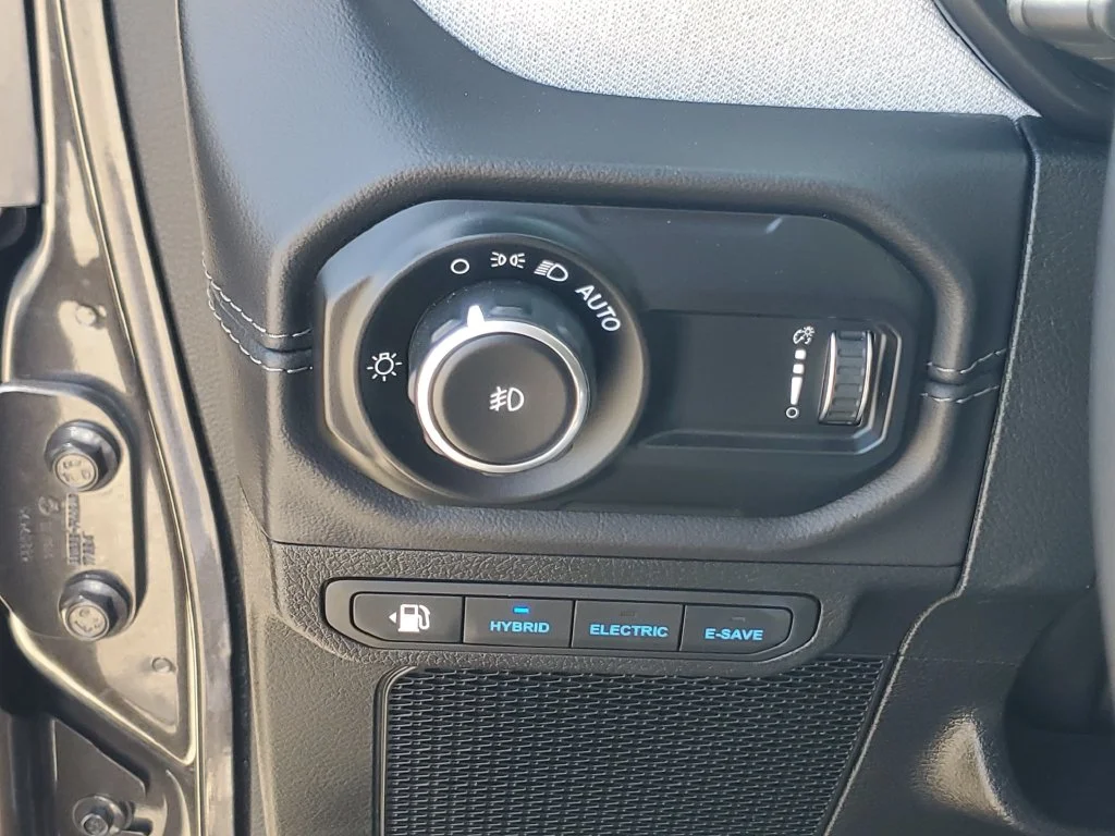 Used 2025 Gray Jeep Sahara 4xe image 28