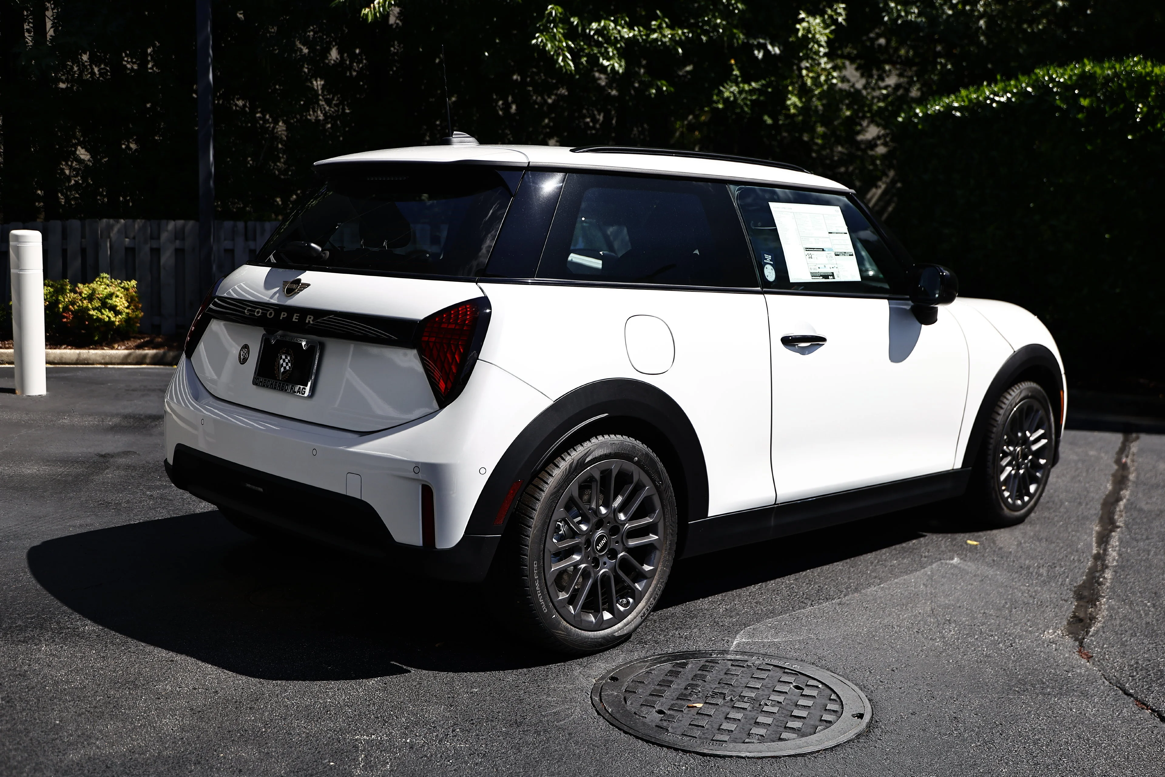 New 2026 White Metallic MINI Signature Plus image 7