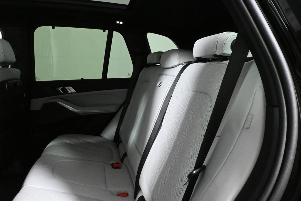 Used 2026 Black BMW xDrive40i image 4