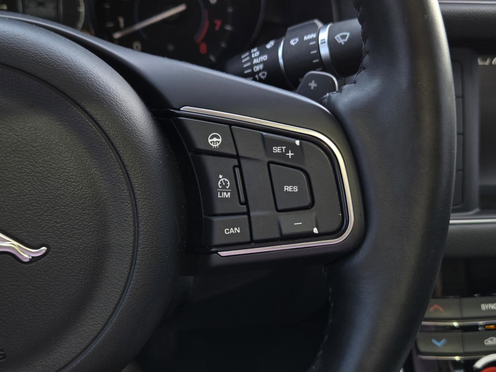 Used 2017  Jaguar 35t Premium image 15