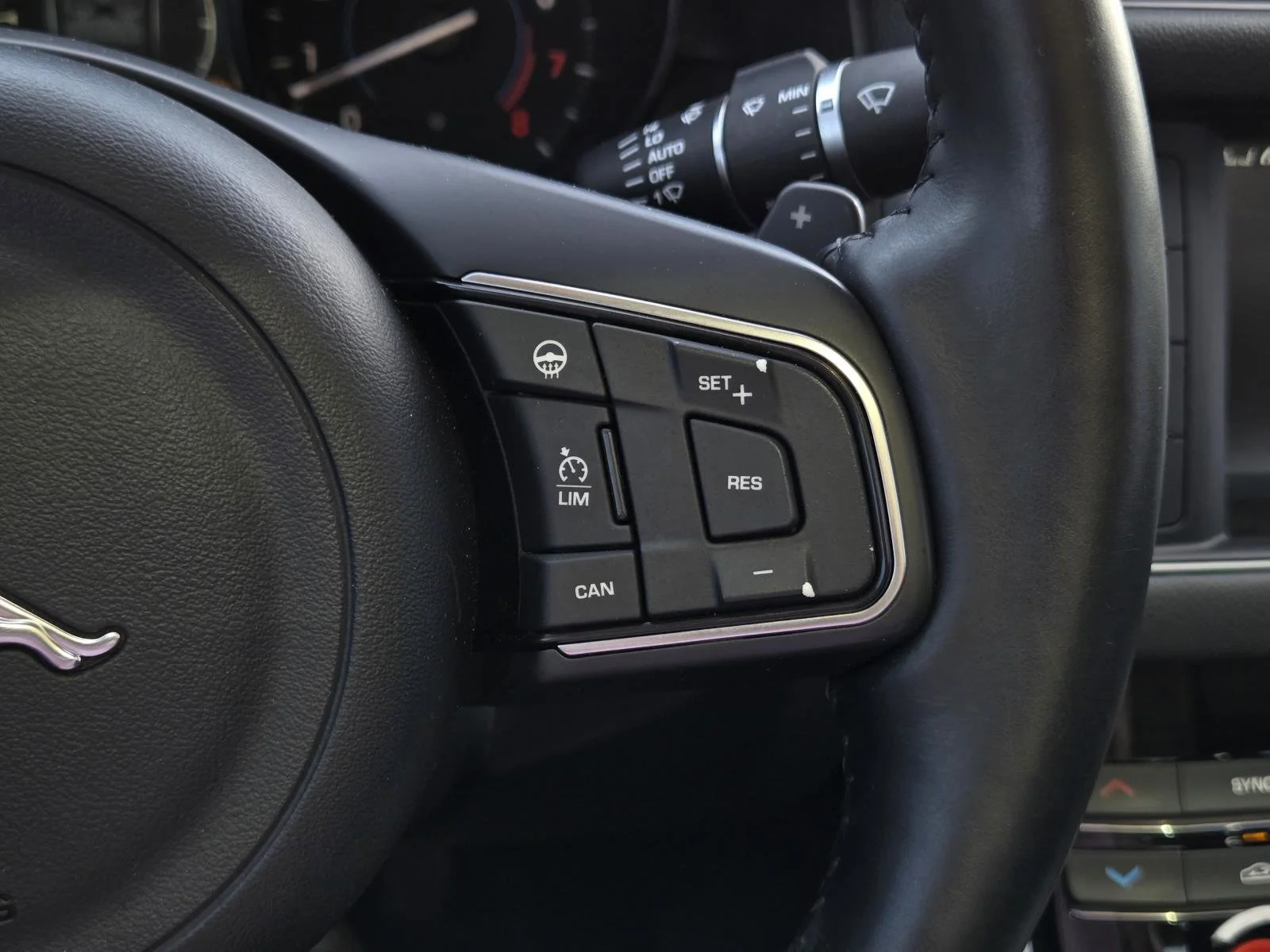 Used 2017  Jaguar 35t Premium image 15
