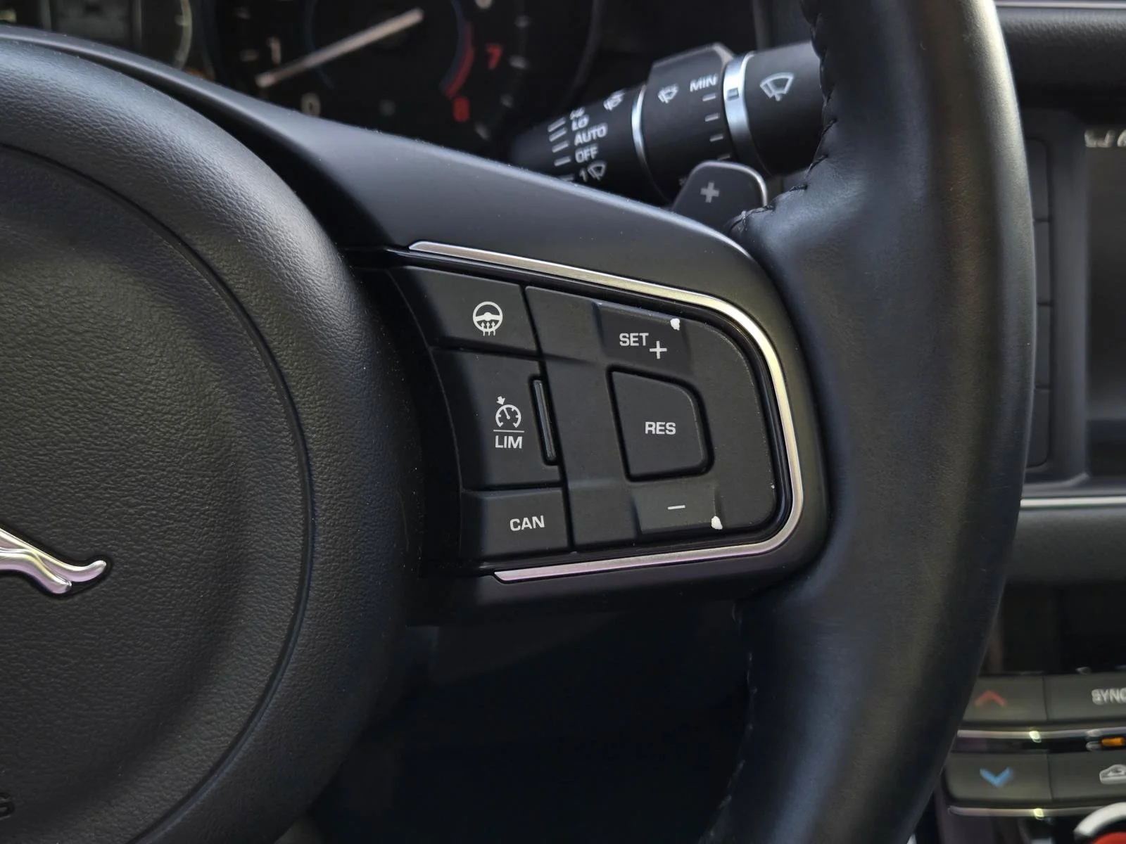 Used 2017  Jaguar 35t Premium image 15