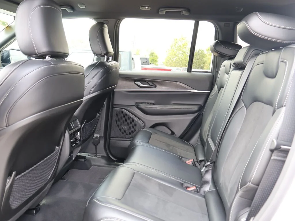 New 2026 Bright White Clear-Coat Exterior Paint Jeep Altitude image 17