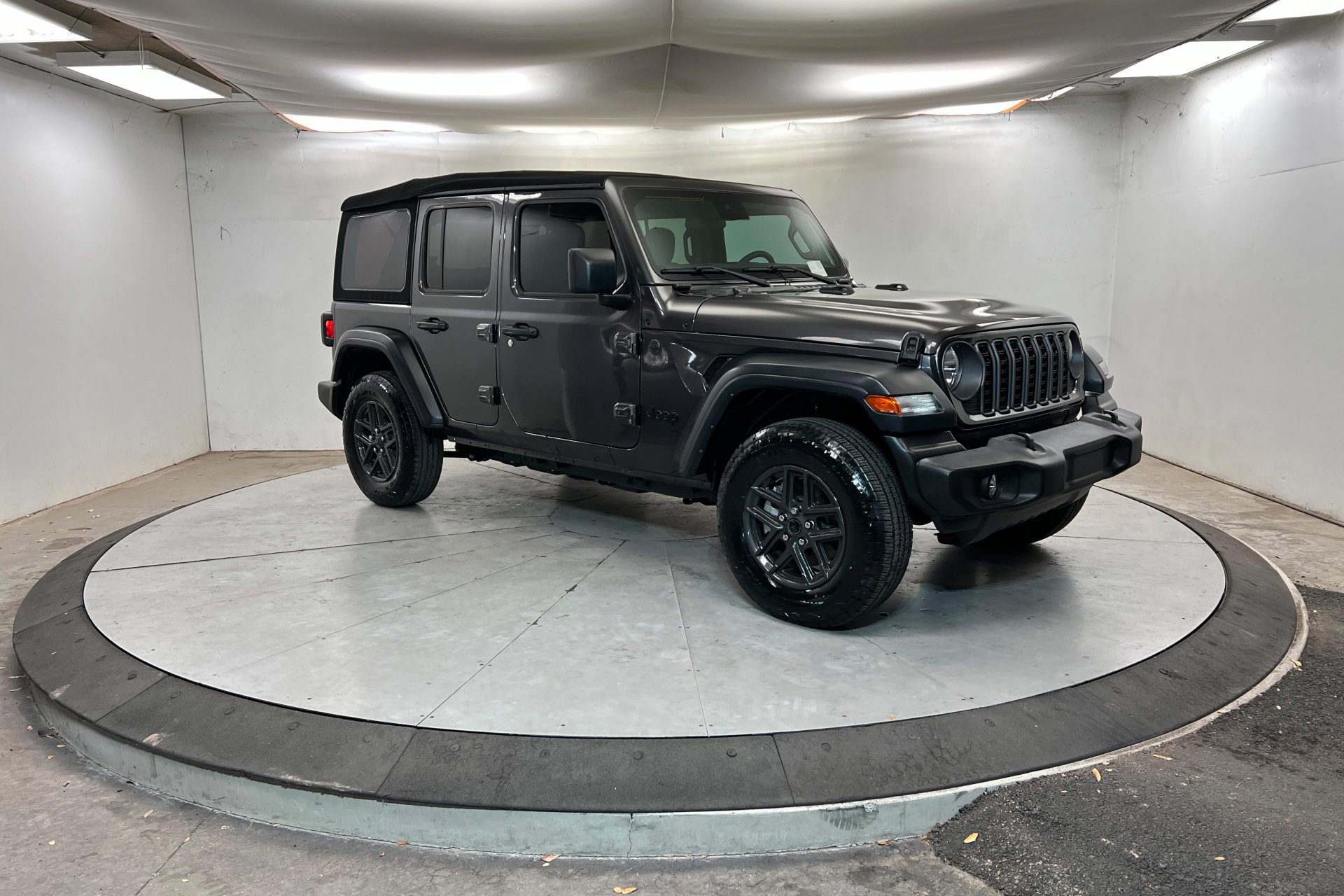 Used 2024 Granite Crystal Metallic Clearcoat Jeep Sport S image 8