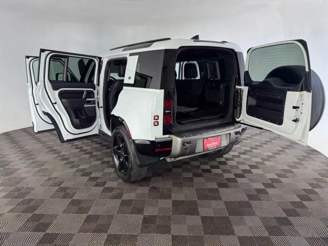 Used 2022 White Land Rover X-Dynamic HSE image 16