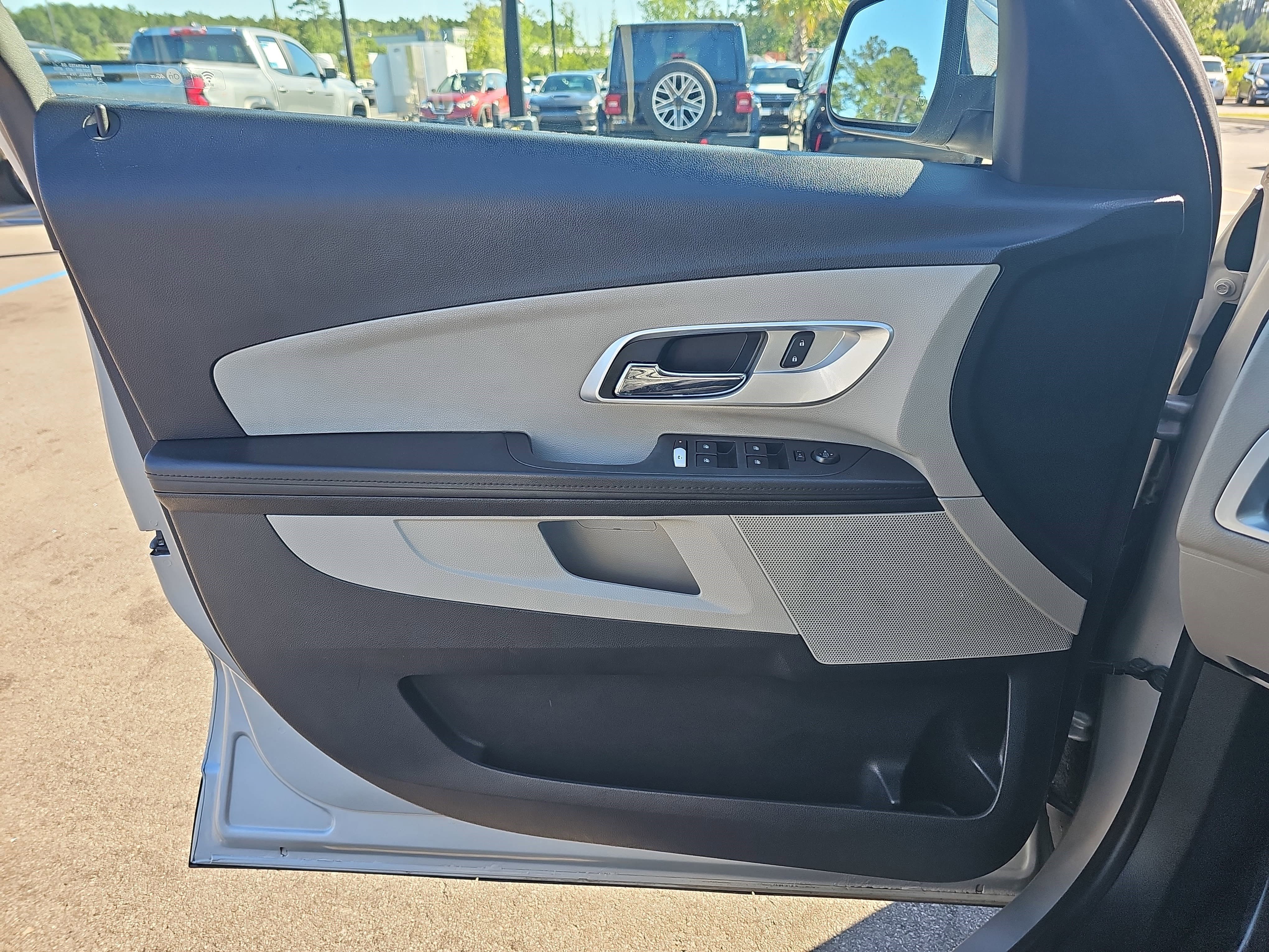 Used 2017 Silver Ice Metallic Chevrolet Premier image 21