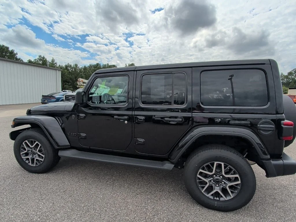 Used 2025 Black Jeep Sahara image 8