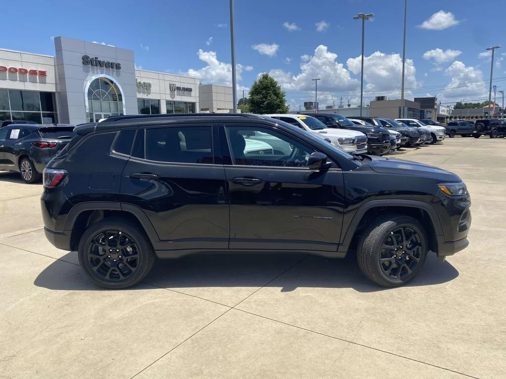 New 2026 Diamond Black Crystal Pearlcoat Jeep Latitude Altitude image 37