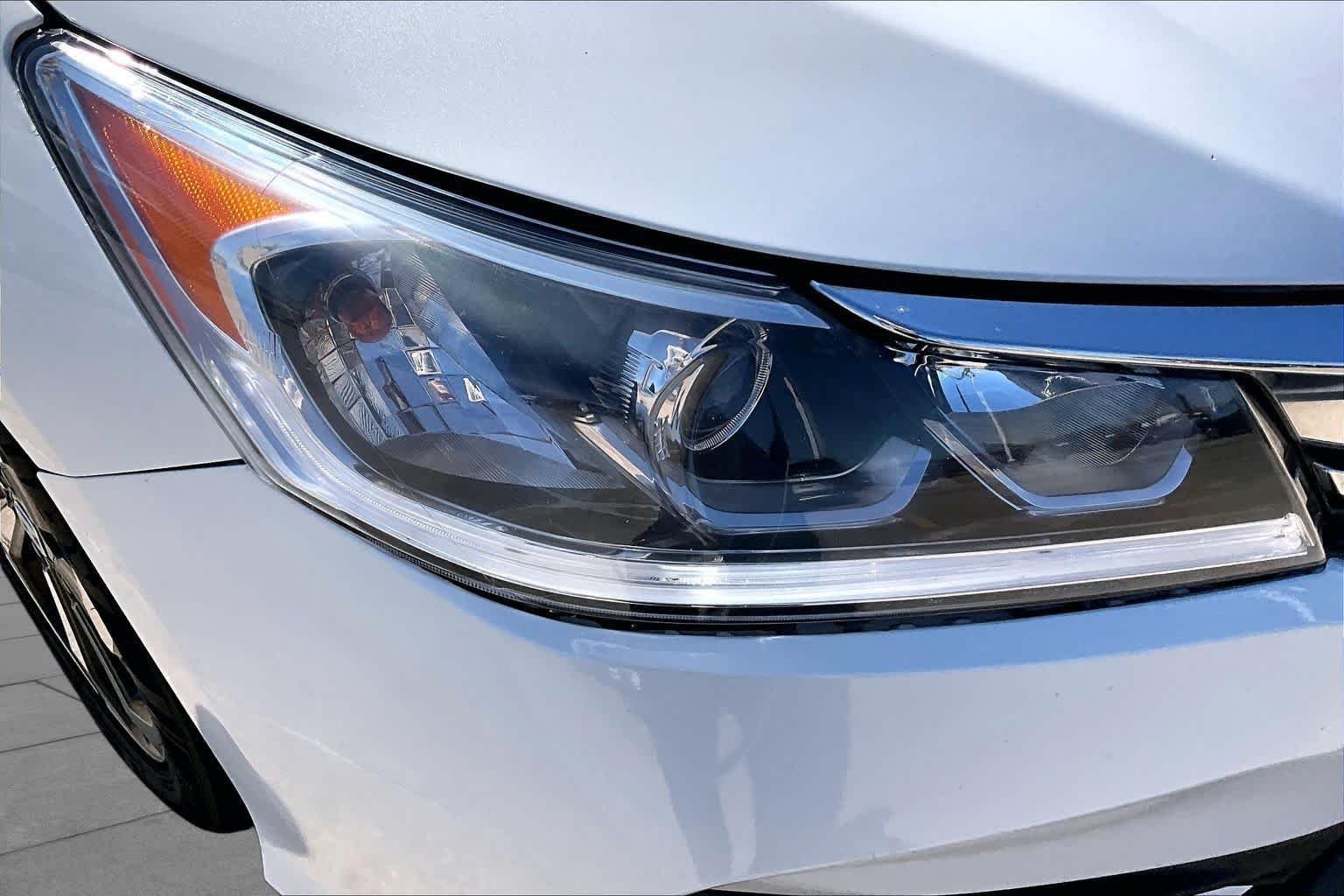 Used 2017 White Orchid Pearl Honda EX image 28