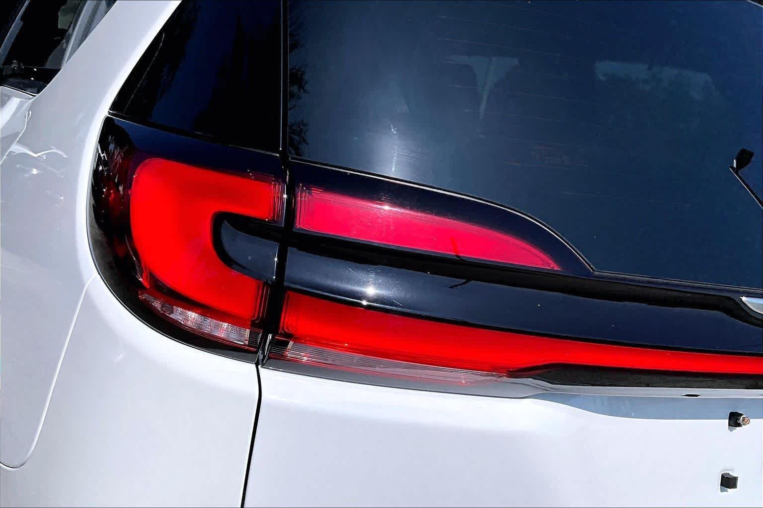 Used 2024 Bright White Clearcoat Chrysler Hybrid Pinnacle image 29