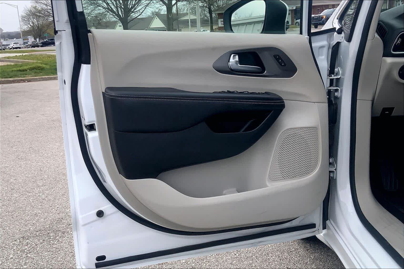 Used 2023 Bright White Clearcoat Chrysler Touring L image 36