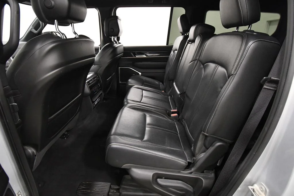 Used 2024 Silver Jeep Base image 15